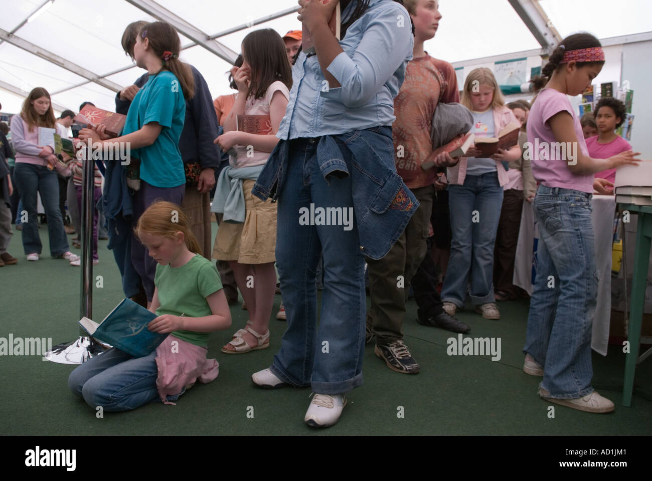 Teenagers teens reading Hay BookFestival Hay on Wye Powys Wales UK  Children queue a book signing  session, meet the author UK 2006 2000s HOMER SYKES Stock Photo