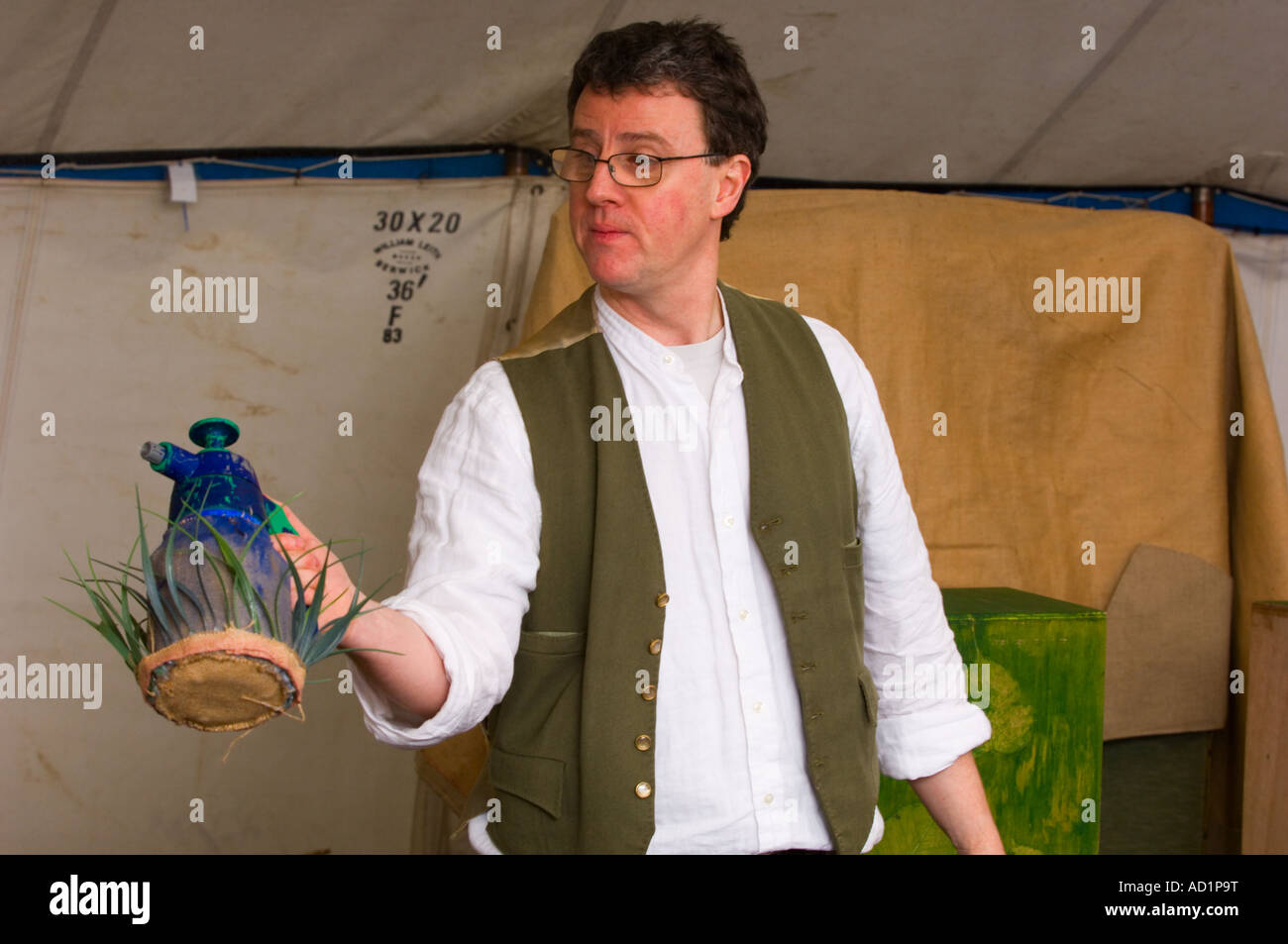 Richard Medrington's Puppet State Theatre performing 'The Man who