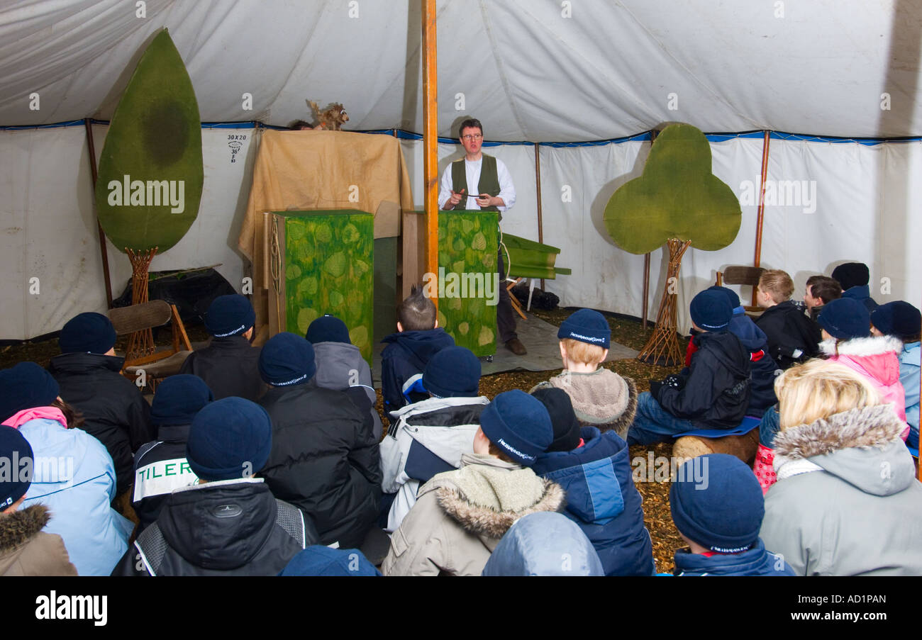 Richard Medrington's Puppet State Theatre performing 'The Man who