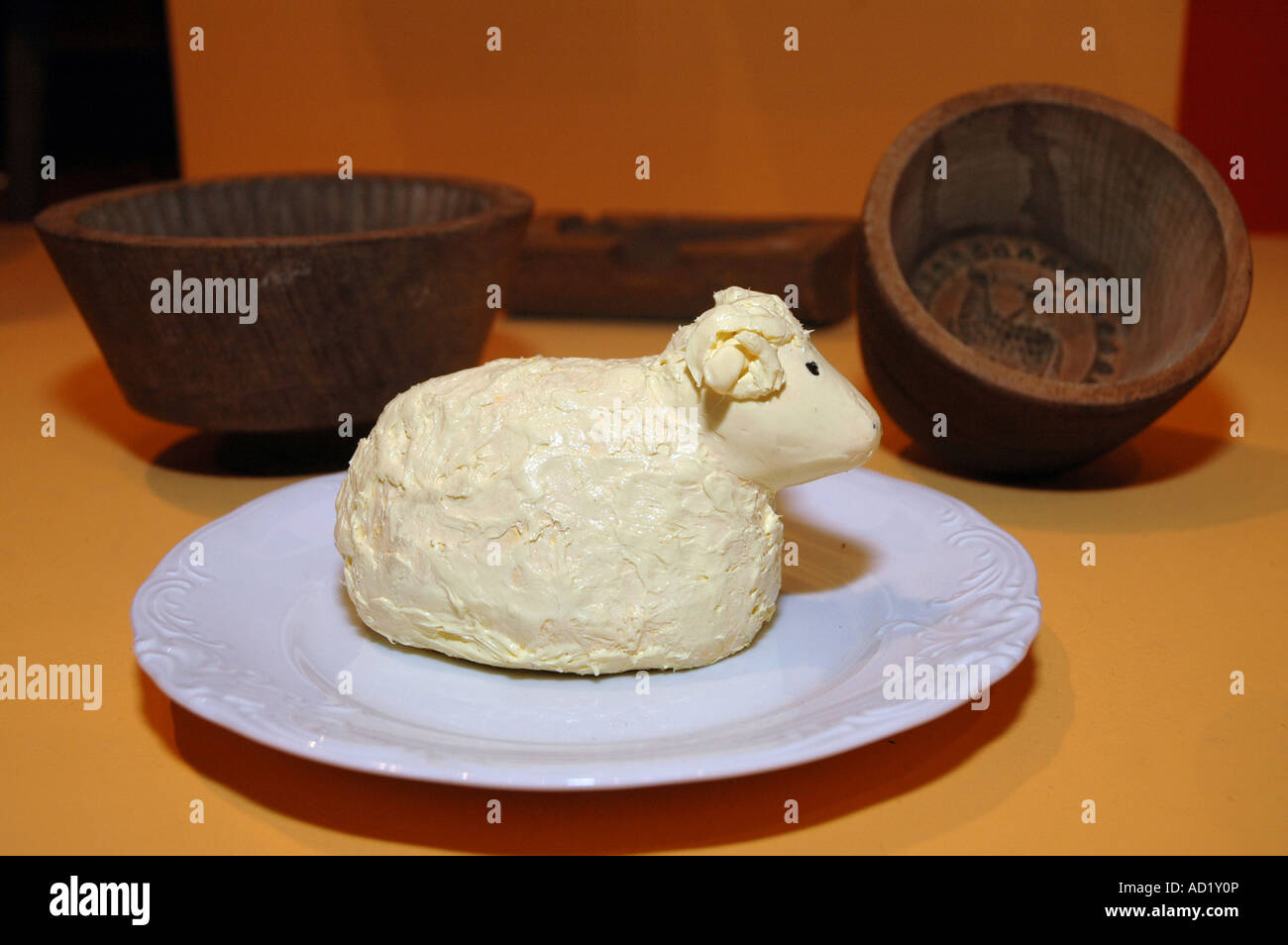 https://c8.alamy.com/comp/AD1Y0P/old-wooden-polish-butter-mold-and-plastic-sheep-looks-like-made-of-AD1Y0P.jpg