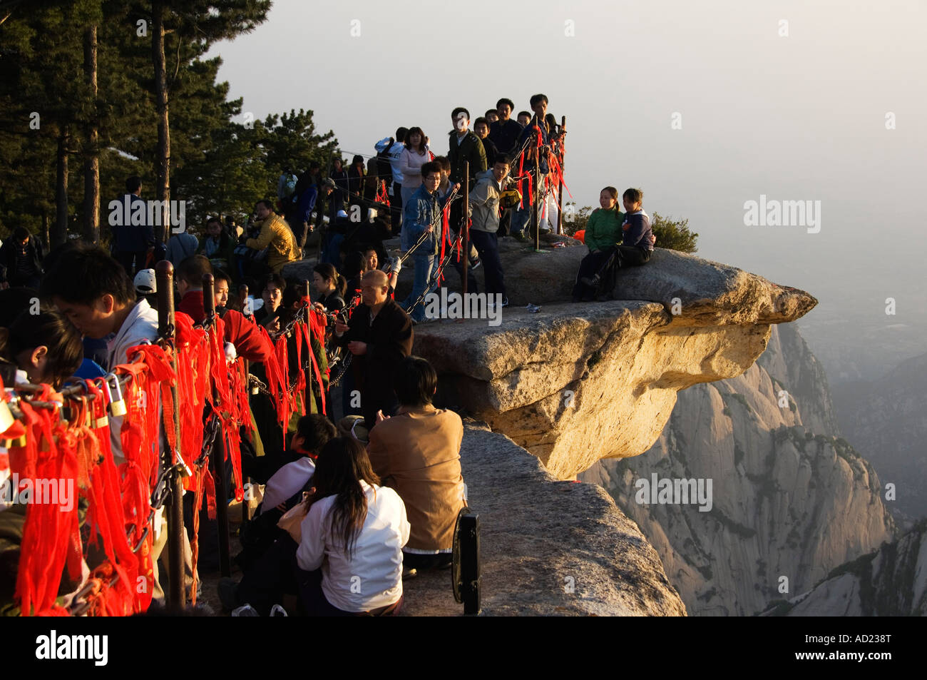 Chinese people waiting for sunrise on top of Hua shan a granite peaked mountain 2160m Shaanxi Province China Stock Photo