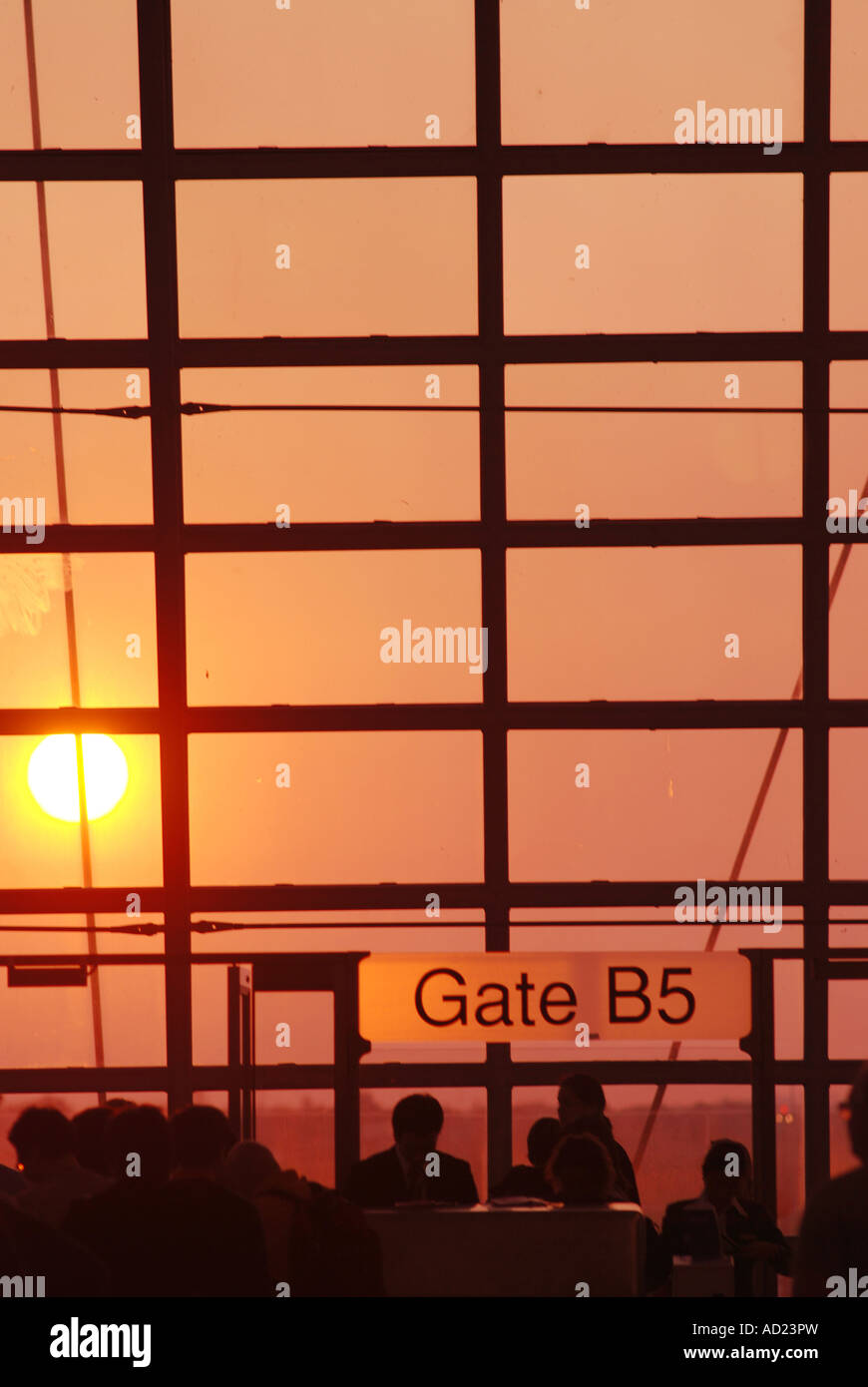 Passengers line up airport gate hi-res stock photography and images - Alamy
