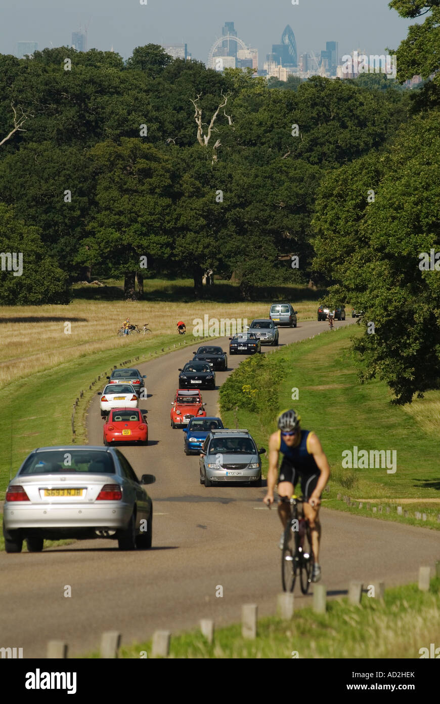 'Richmond Upon Thames' Surrey England Weekend traffic in 'Richmond Park'  HOMER SYKES Stock Photo