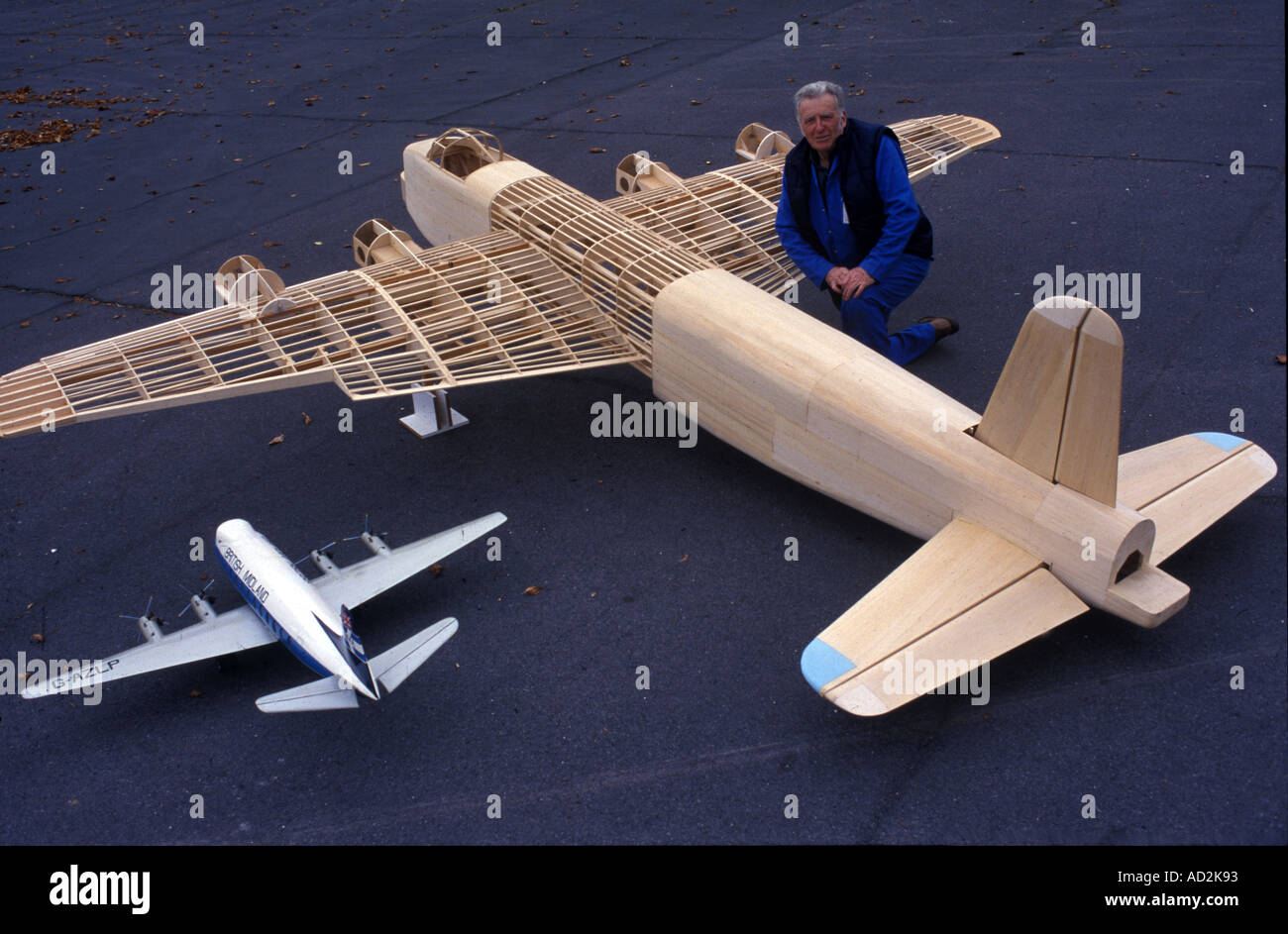 Building a model aircraft hi-res stock photography and images - Alamy