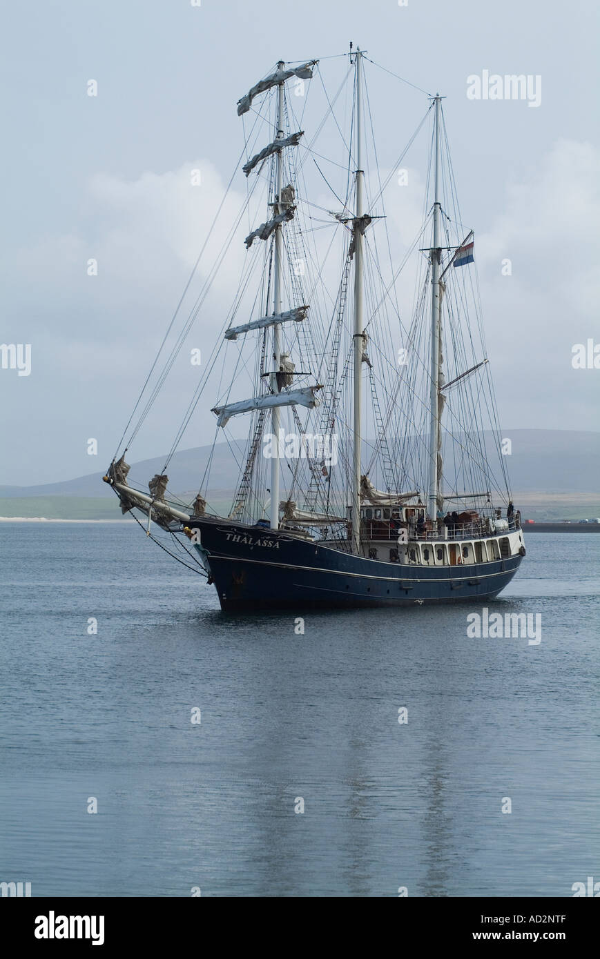 dh Harbour STROMNESS ORKNEY Tall ship sailing ship arriving Hamnavoe boat Stock Photo