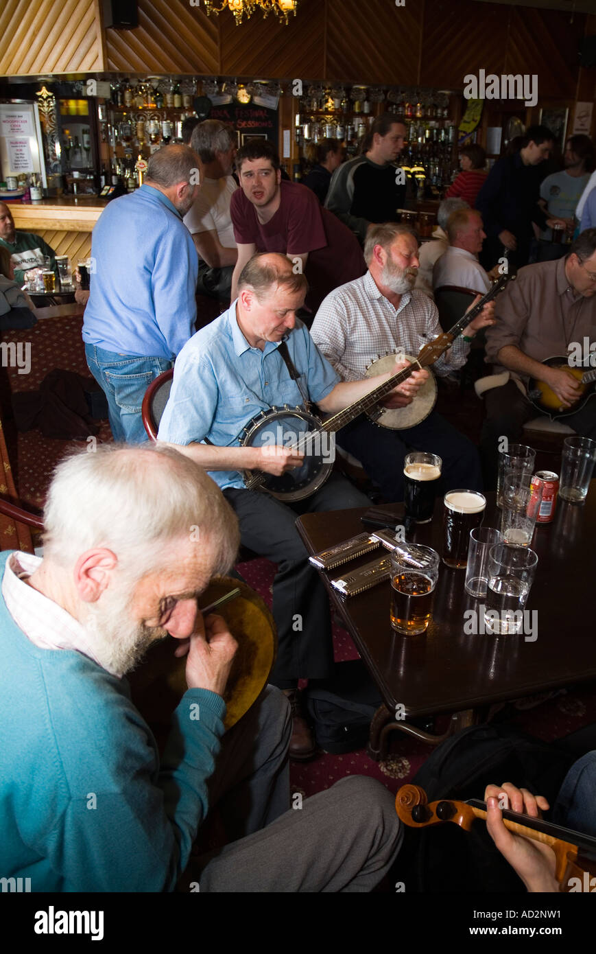 dh Orkney Folk Festival STROMNESS ORKNEY musicians playing banjos bodhran drum stromness hotel bar scottish pub uk festivals scotland Stock Photo