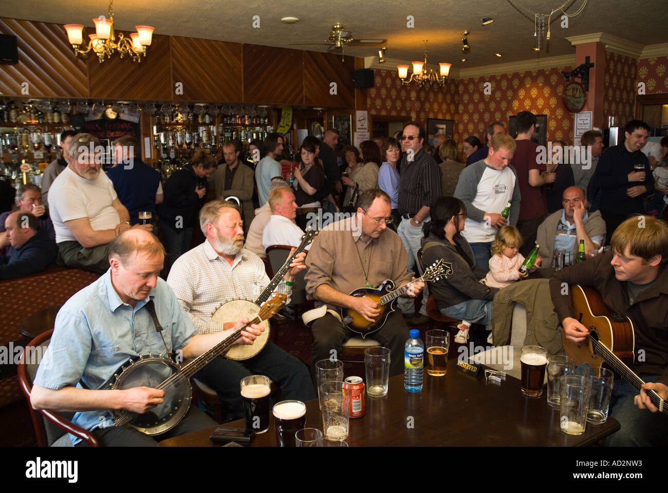 dh Folk Festival performers STROMNESS HOTEL ORKNEY SCOTLAND Musicians playing banjos guitar scottish traditional pub interior banjo music band Stock Photo