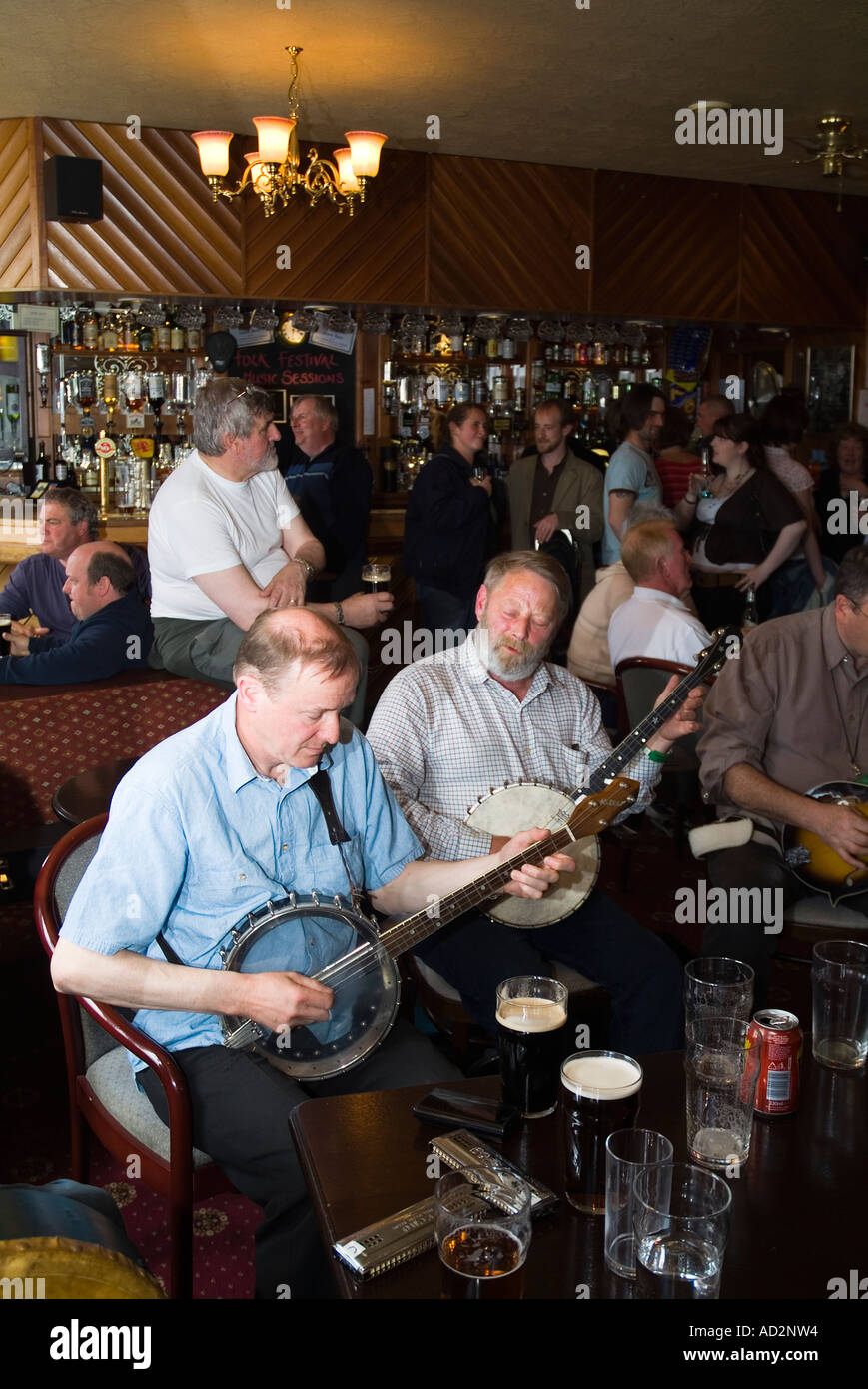 dh Orkney Folk Festival STROMNESS ORKNEY Musicians playing banjos Stromness Hotel lounge bar Stock Photo