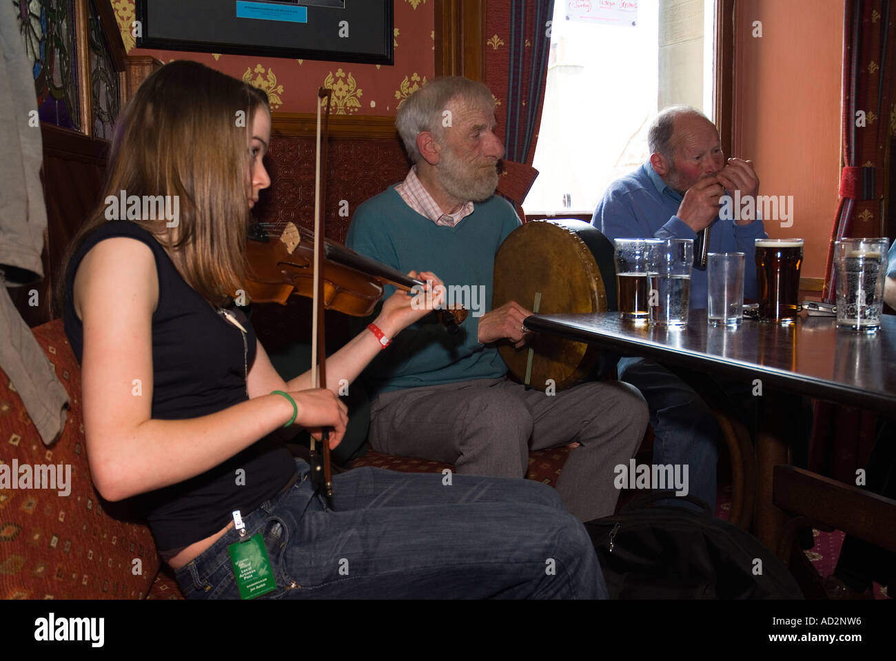 dh Orkney Folk Festival STROMNESS ORKNEY musicians playing fiddle bodhran drum stromness hotel pub music player scotland woman Stock Photo