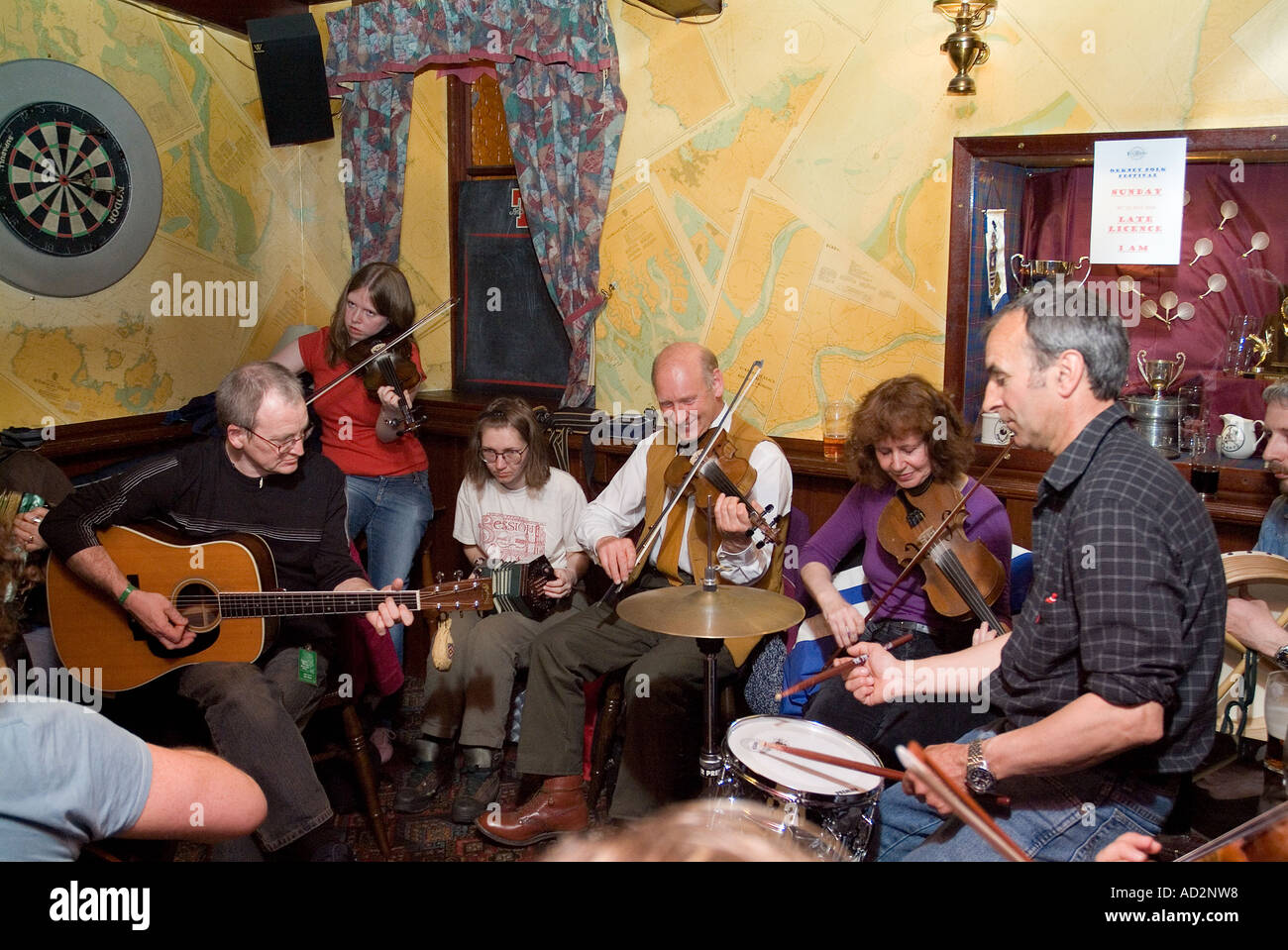 dh Orkney Folk Festival STROMNESS ORKNEY Musicians playing musical instrument at the Ferry Inn public house performance instruments scotland Stock Photo