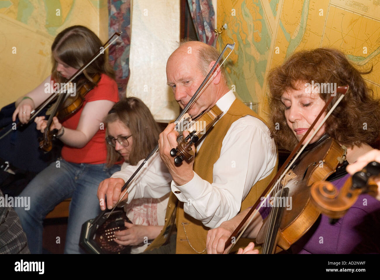 dh Folk Festival STROMNESS ORKNEY Musicians playing musical instrument public house scottish culture event play pub fiddle music session scotland Stock Photo