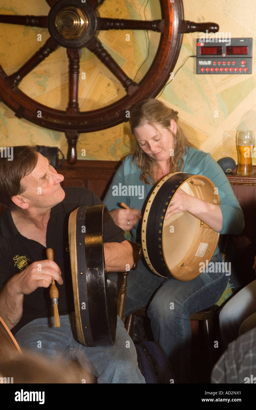 dh Folk Festival STROMNESS ORKNEY SCOTLAND Pub musicians playing Bodhran drums irish gaelic music celtic hand drum player instrument Stock Photo