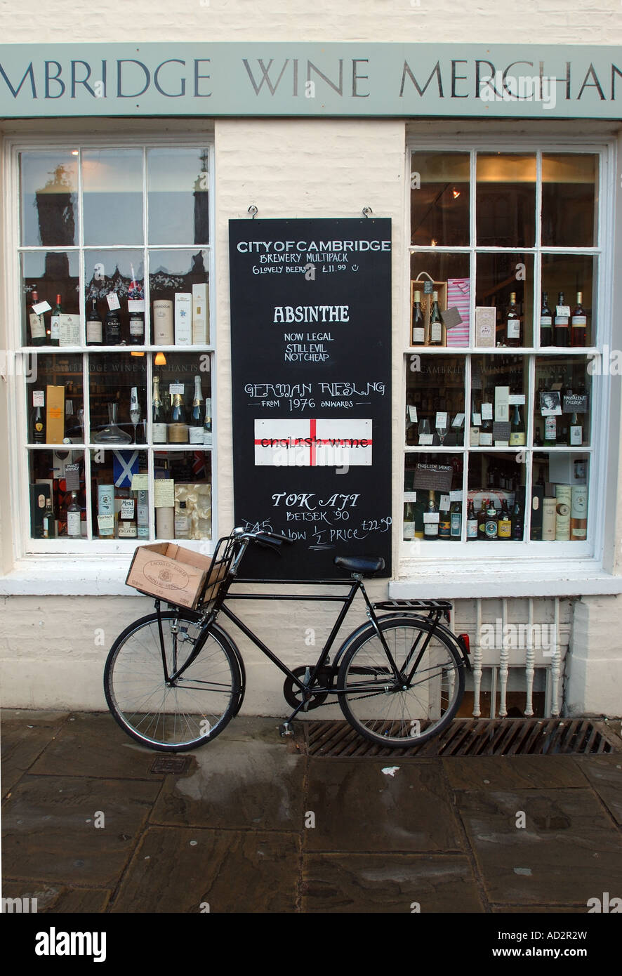 Cambridge wine shop on Kings Parade with traditional cycle Stock Photo