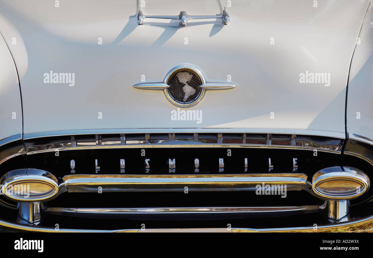 The nose grille emblem and hood ornament of a 1955 Oldsmobile Stock Photo