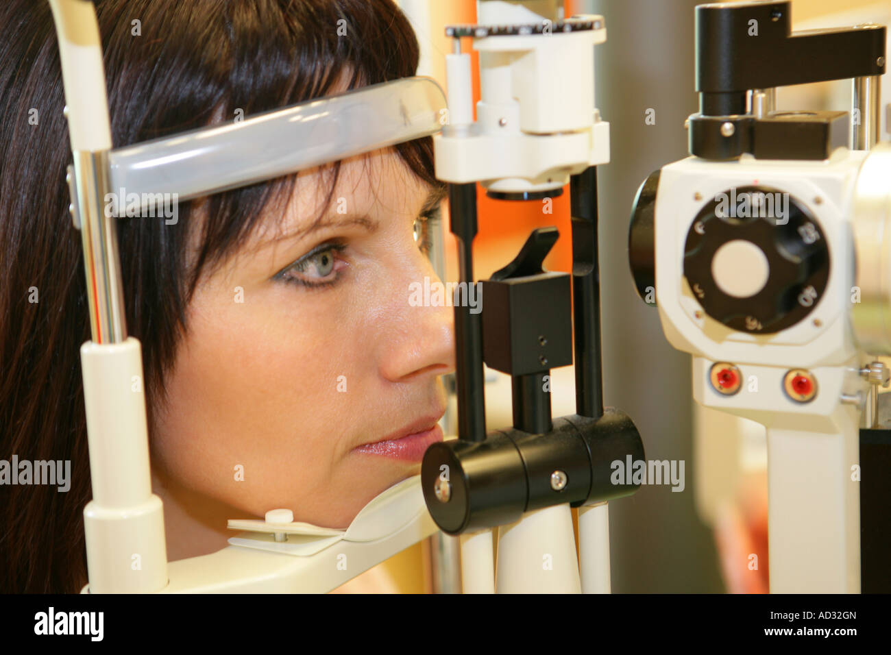optometrist giving eye exam Stock Photo - Alamy