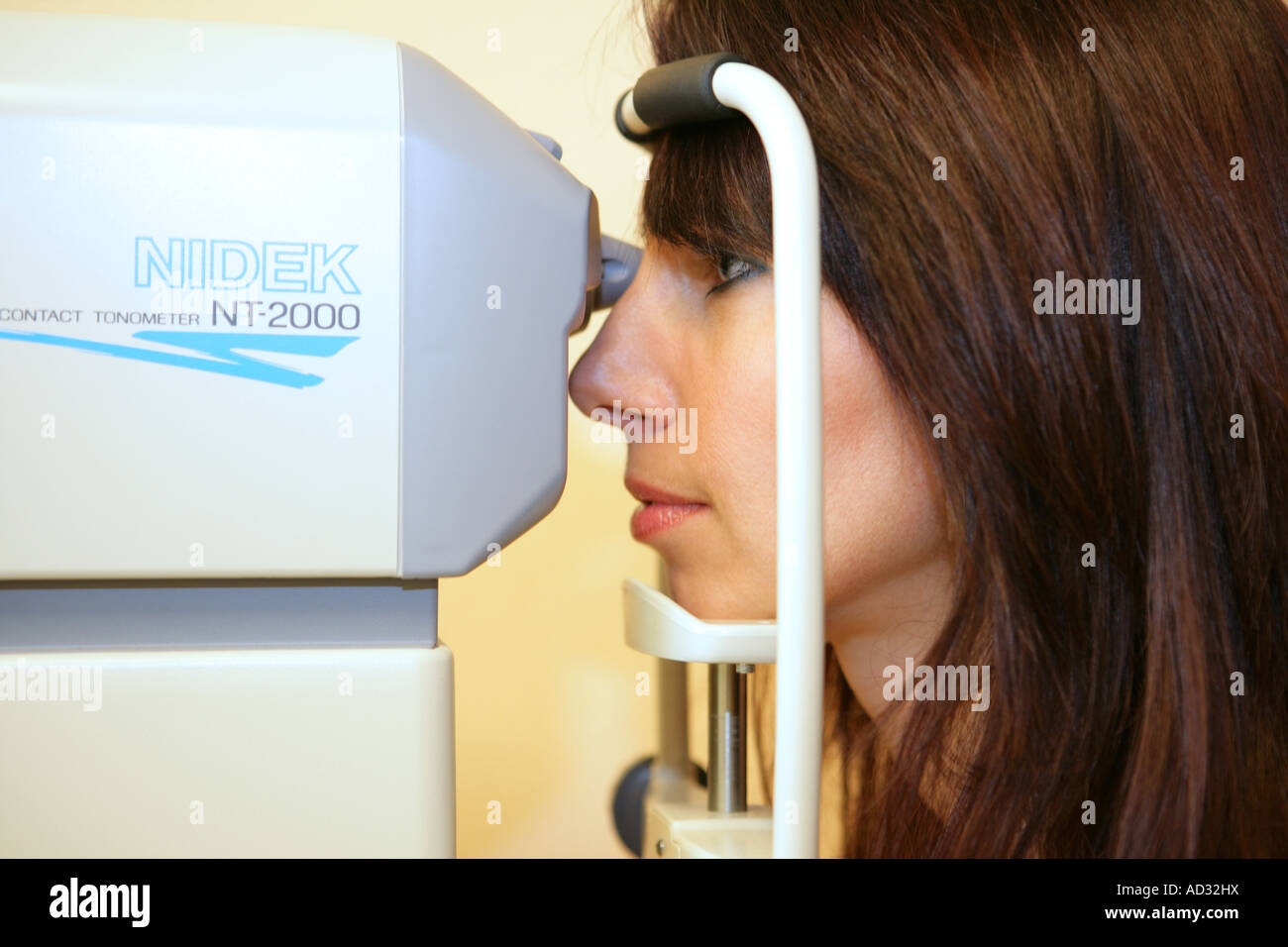 optometrist giving eye exam Stock Photo Alamy