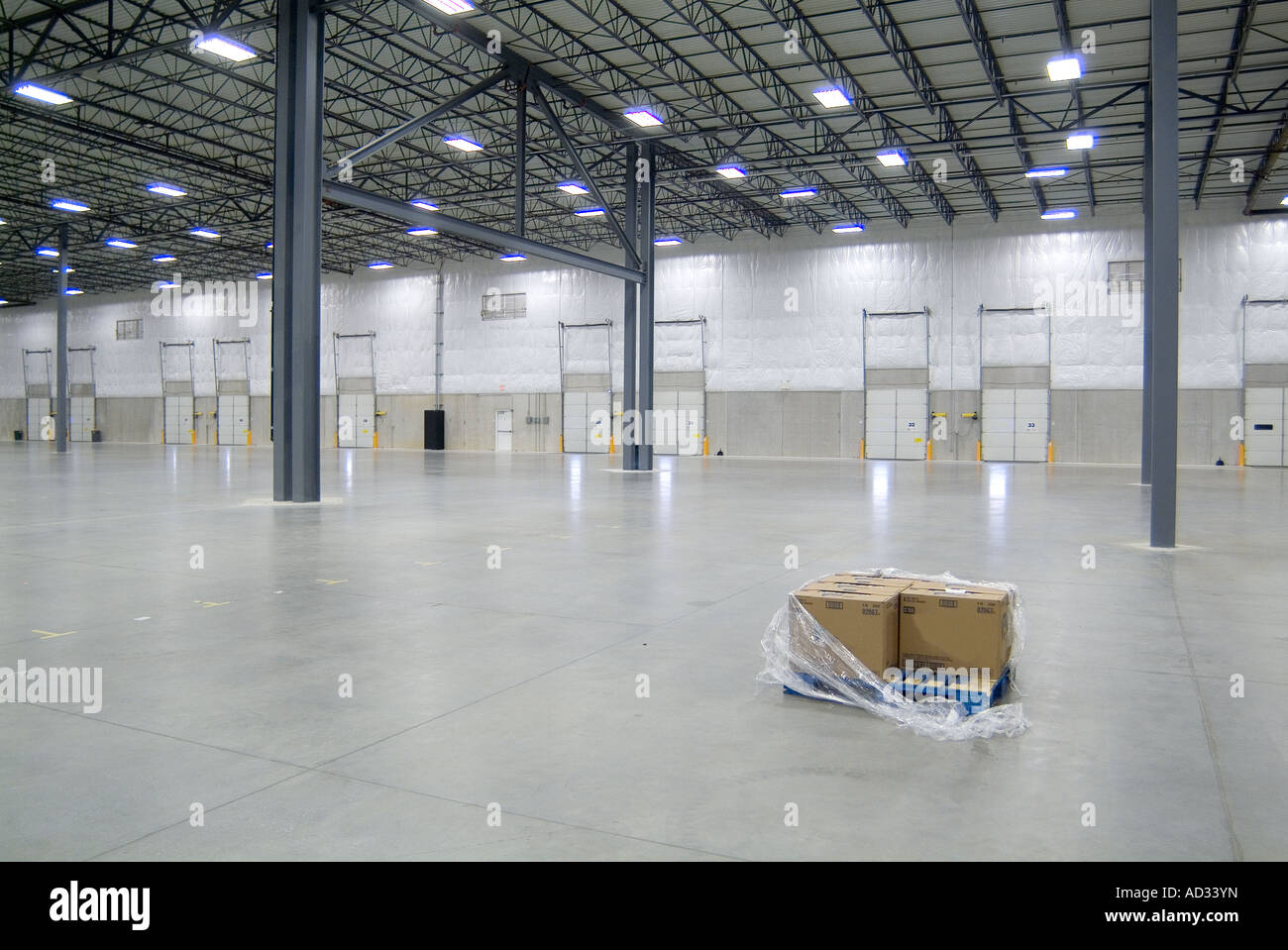 one-single-pallet-of-boxes-in-large-empty-warehouse-philadelphia-pennsylvania-AD33YN.jpg