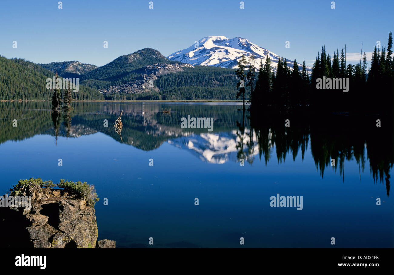 A view of Sparks Lake and the South Sisters Peak along the Cascade Lakes Highway in central Oregon near the city of Bend Stock Photo