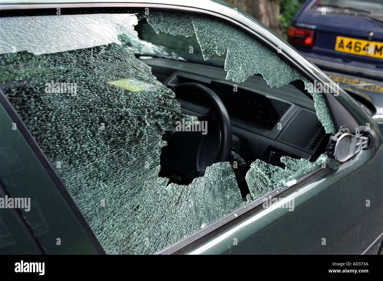 Разбили машину камнем. Разбитое тонированное стекло. Разбитый окно автомобиля. Крушить машины. Разбитый окно автомобил.