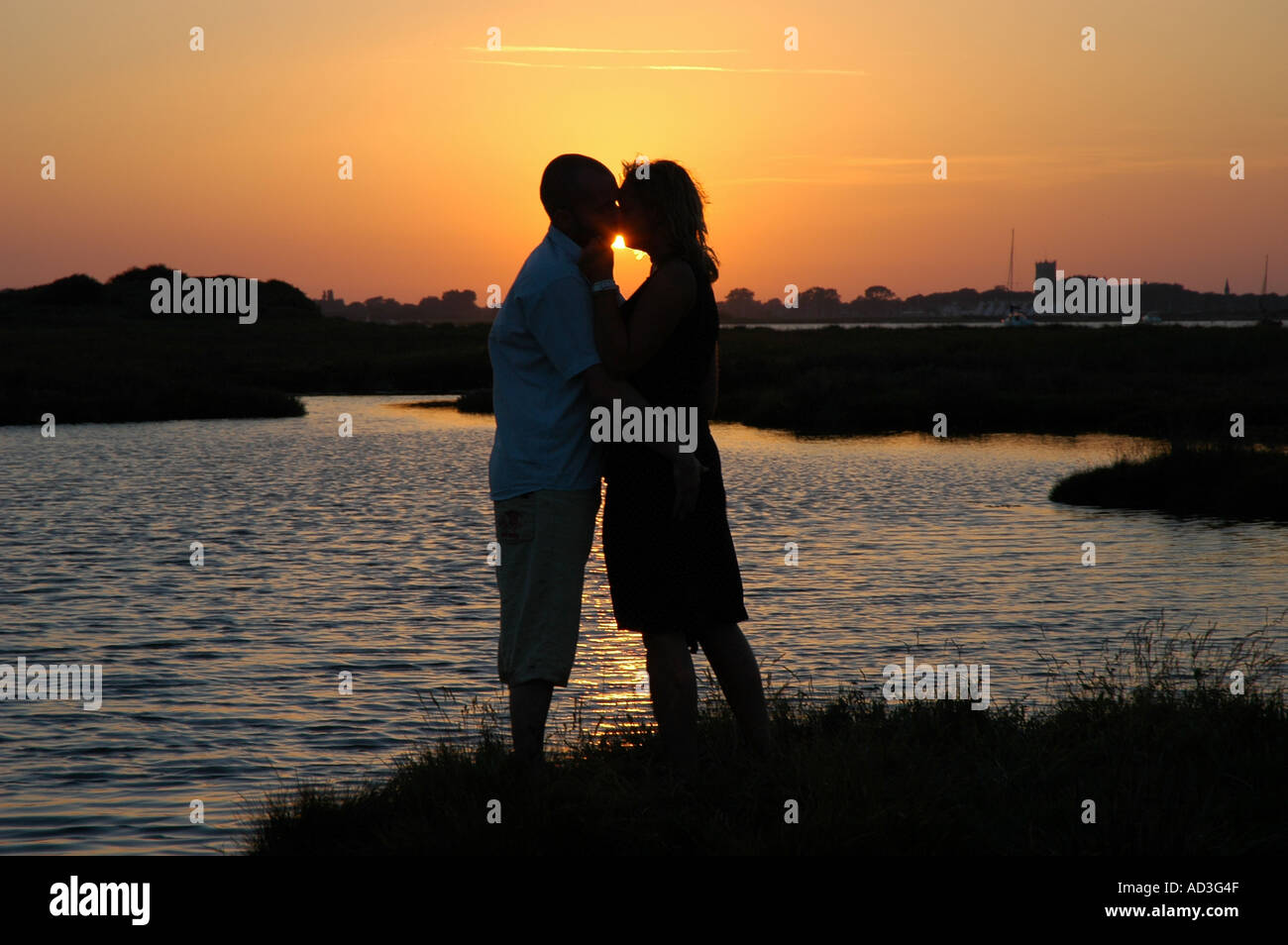 Couple kissing silhouette lake hi-res stock photography and images - Alamy