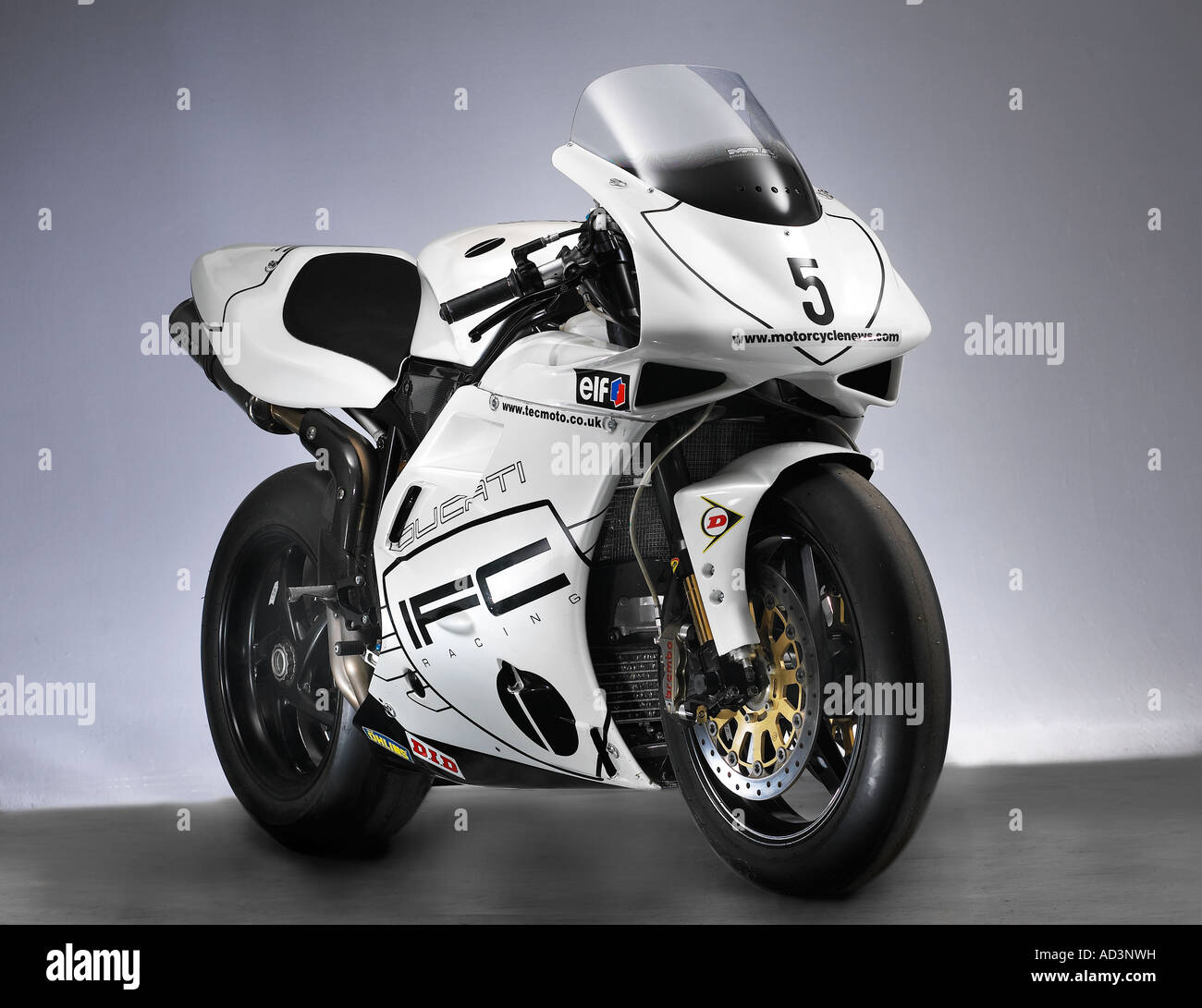 White racing motorbike hi res stock photography and images Alamy