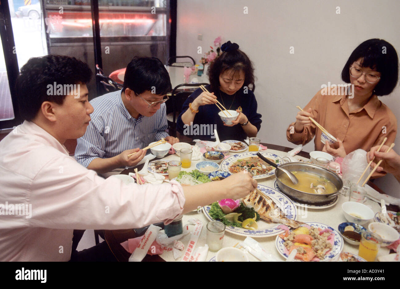 Chinese People Eating A Meal In A Restaurant Taiwan Stock Photo Alamy chinese-people-eating-a-meal-in-a-restaurant-taiwan-stock-photo-alamy