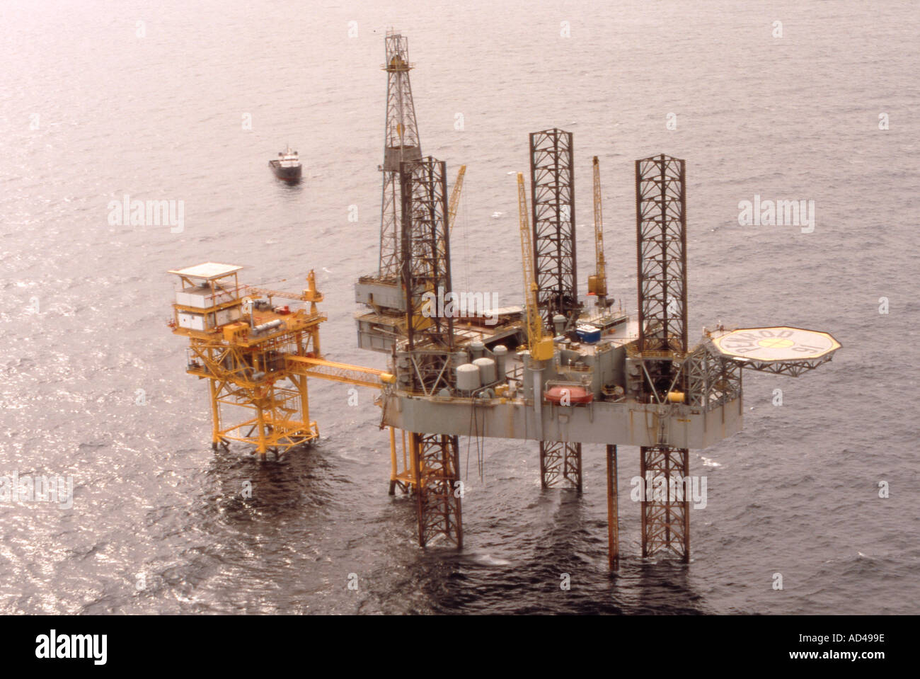 Texas oil rig ocean hi-res stock photography and images - Alamy