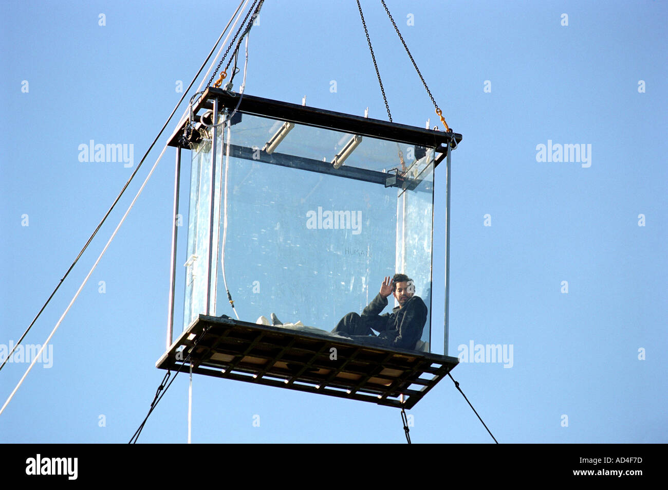 amusement Th rijstwijn David Blaine Above the Below Internationally renowned magician encases  himself in glass box starving for 44 days in London UK Stock Photo - Alamy
