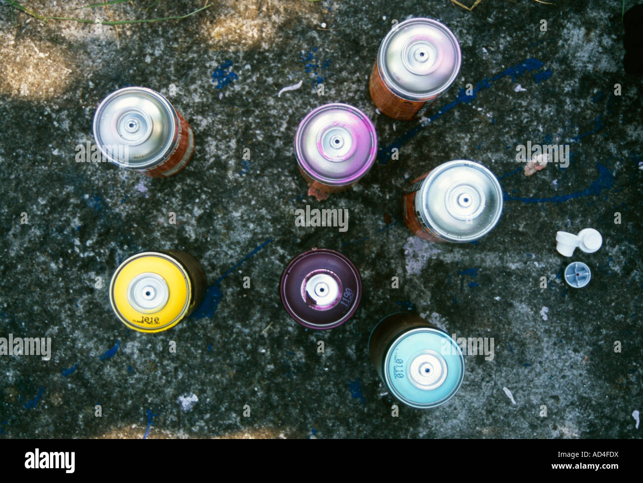 Spray paint cans hi-res stock photography and images - Alamy