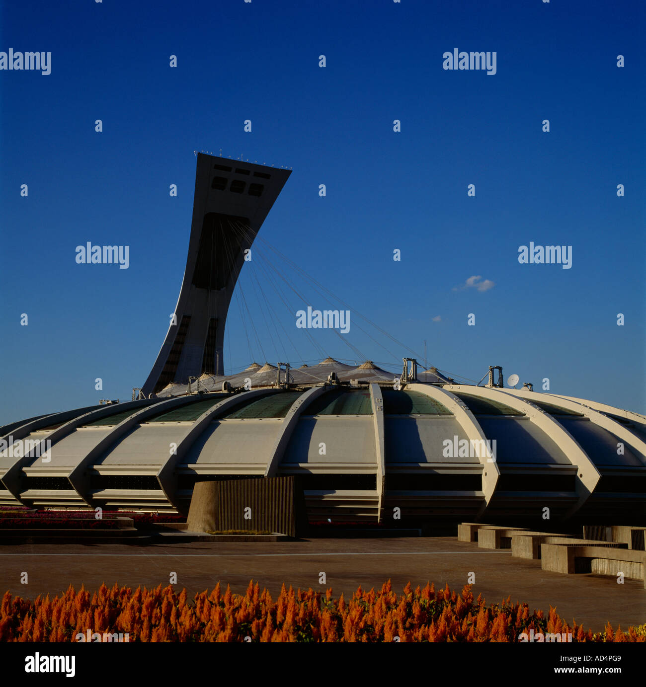 Montreal olympic stadium 1976 hi-res stock photography and images