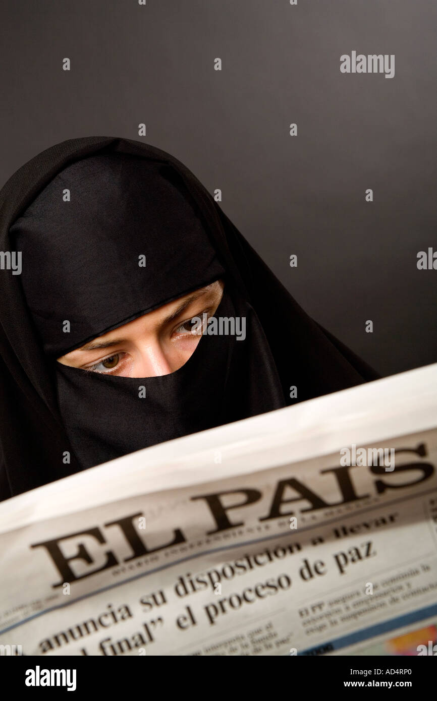 Hijab wearing muslim woman hi-res stock photography and images - Alamy