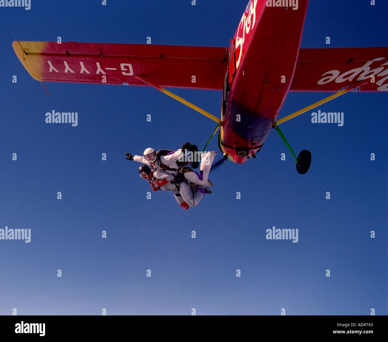 A Tandem skydive couple leave the plane 17 thousand feet up over England Stock Photo