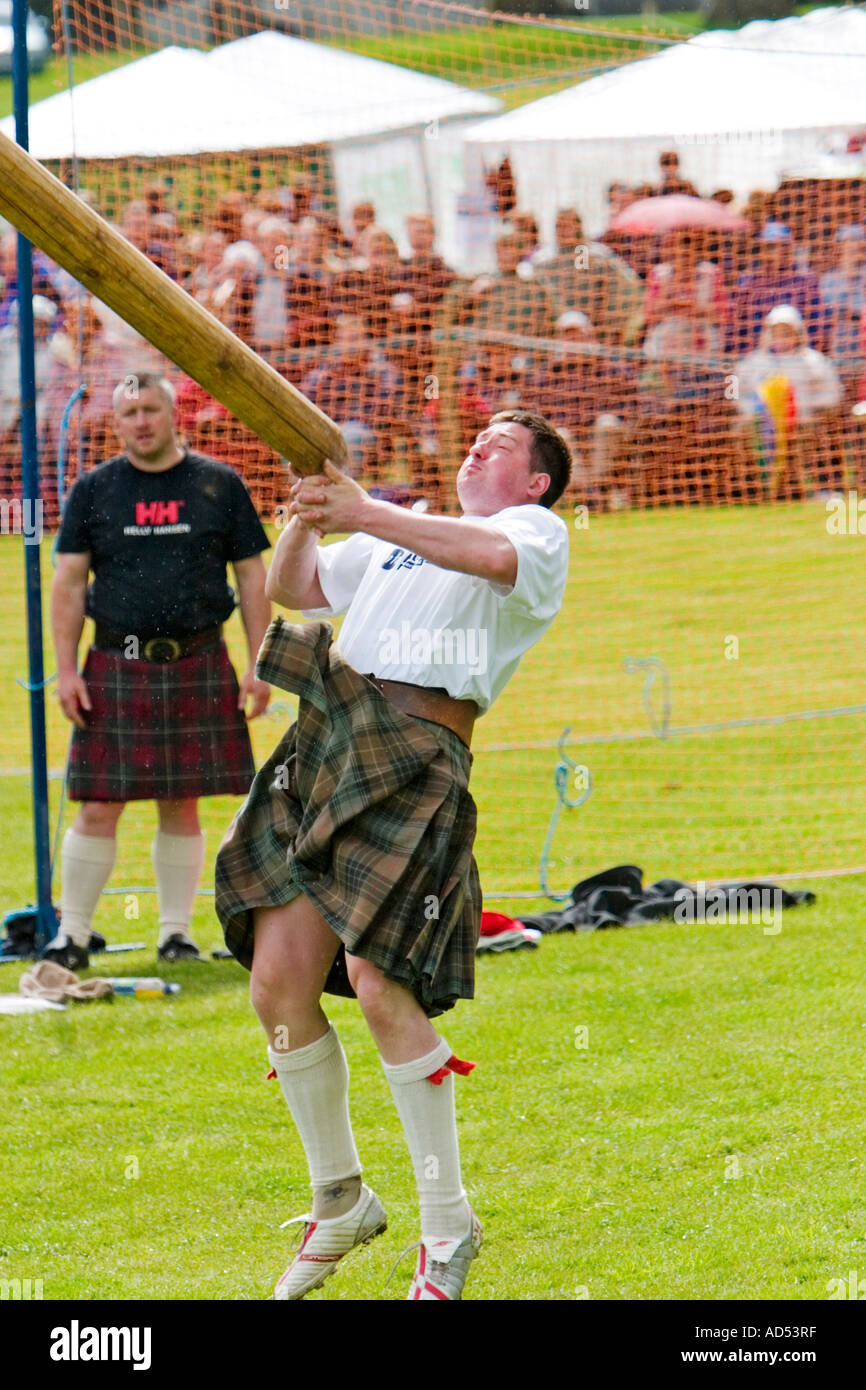 Bruce Aitken tossing the caber at the 2006 Atholl Gathering Highland ...