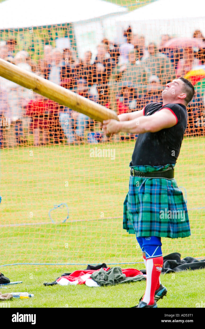 Sebastian Wenta tossing the caber at the 2006 Atholl Gathering Highland ...
