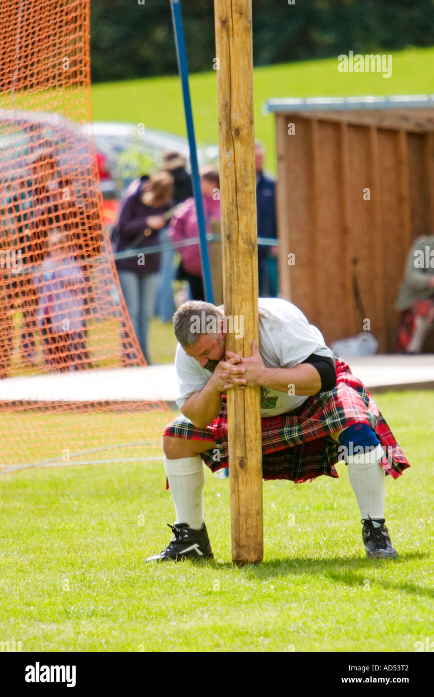 Tossing the caber at the 2006 Atholl Gathering Highland Games Stock ...