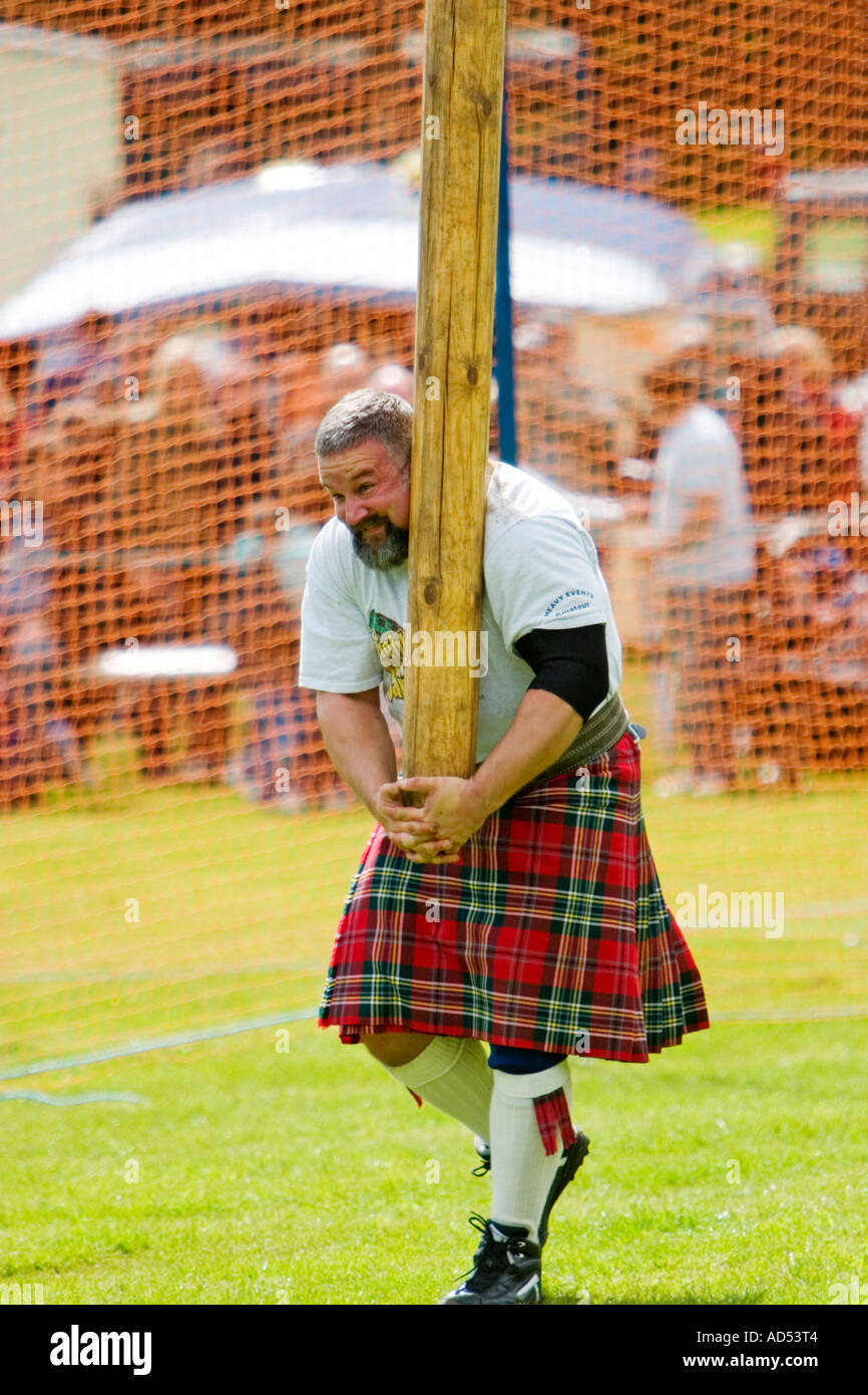 Tossing the caber at the 2006 Atholl Gathering Highland Games Stock ...