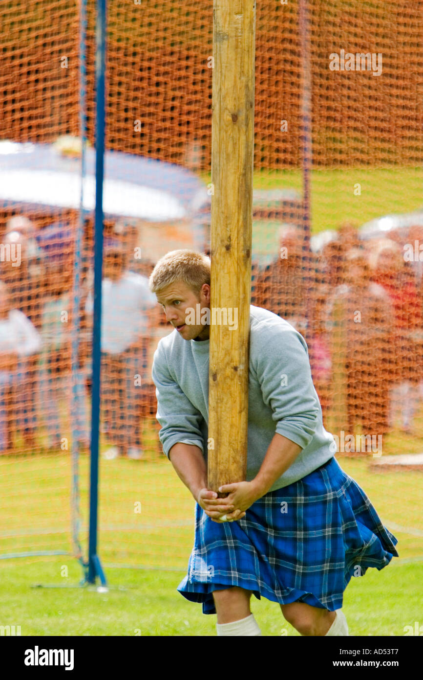 Toss caber tossing throw balance hires stock photography and images