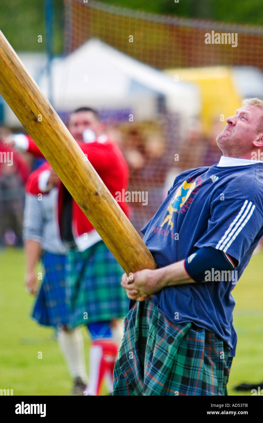 Tossing the caber at the 2006 Atholl Gathering Highland Games Stock ...