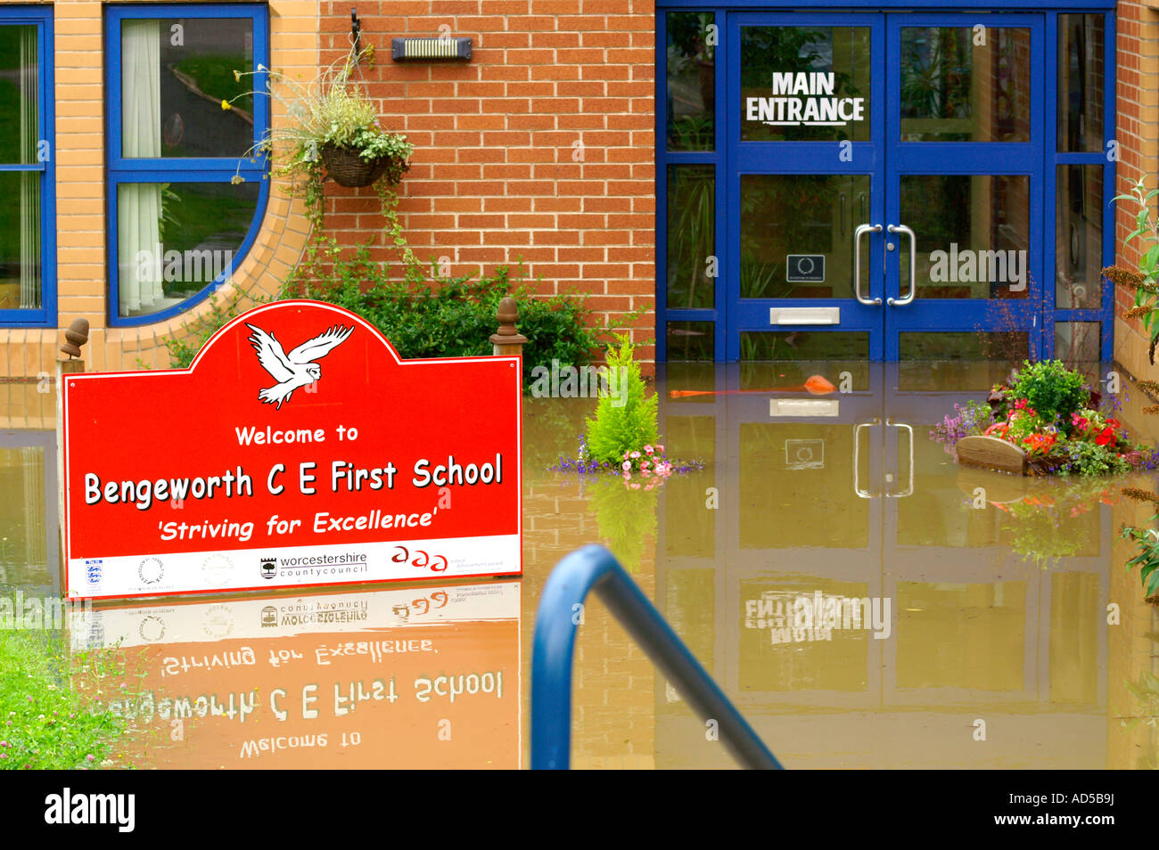 flooded Bengeworth C E First School at Evesham, Worcestershire, UK Stock Photo