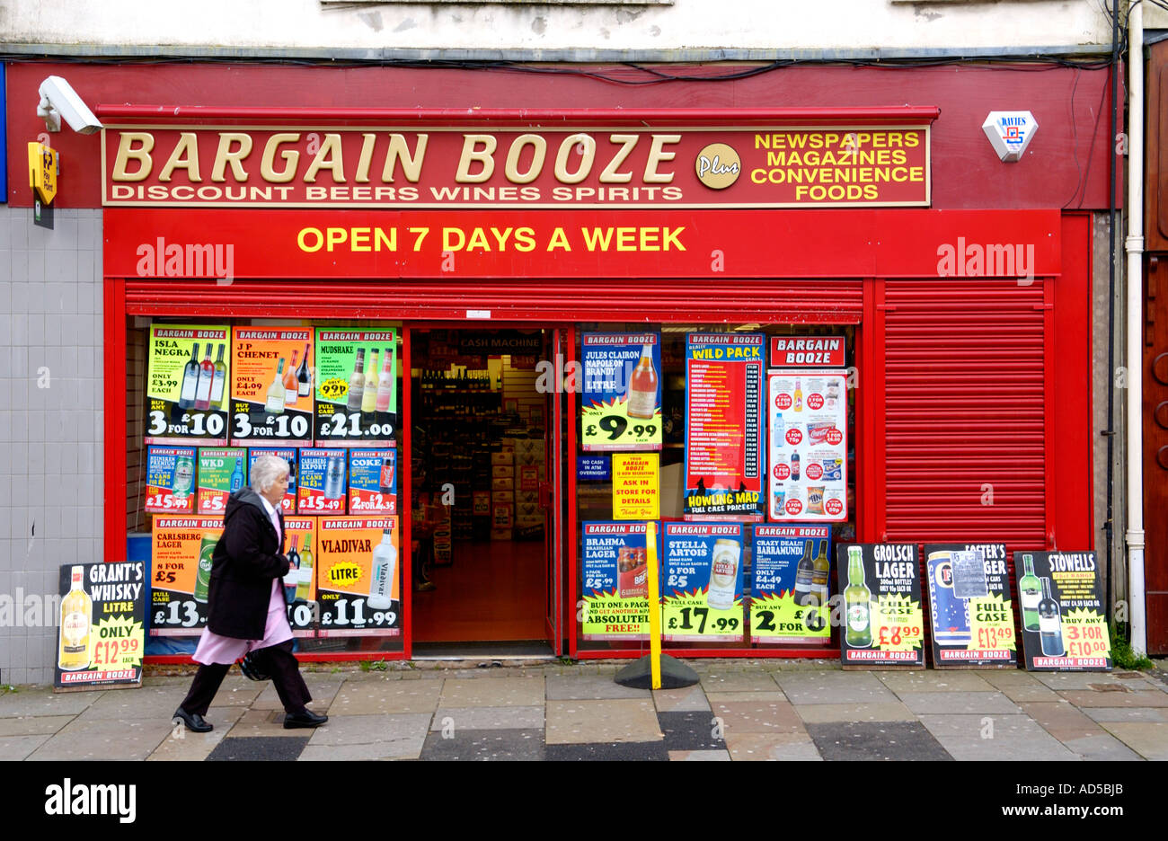 Bargain booze shop hires stock photography and images Alamy