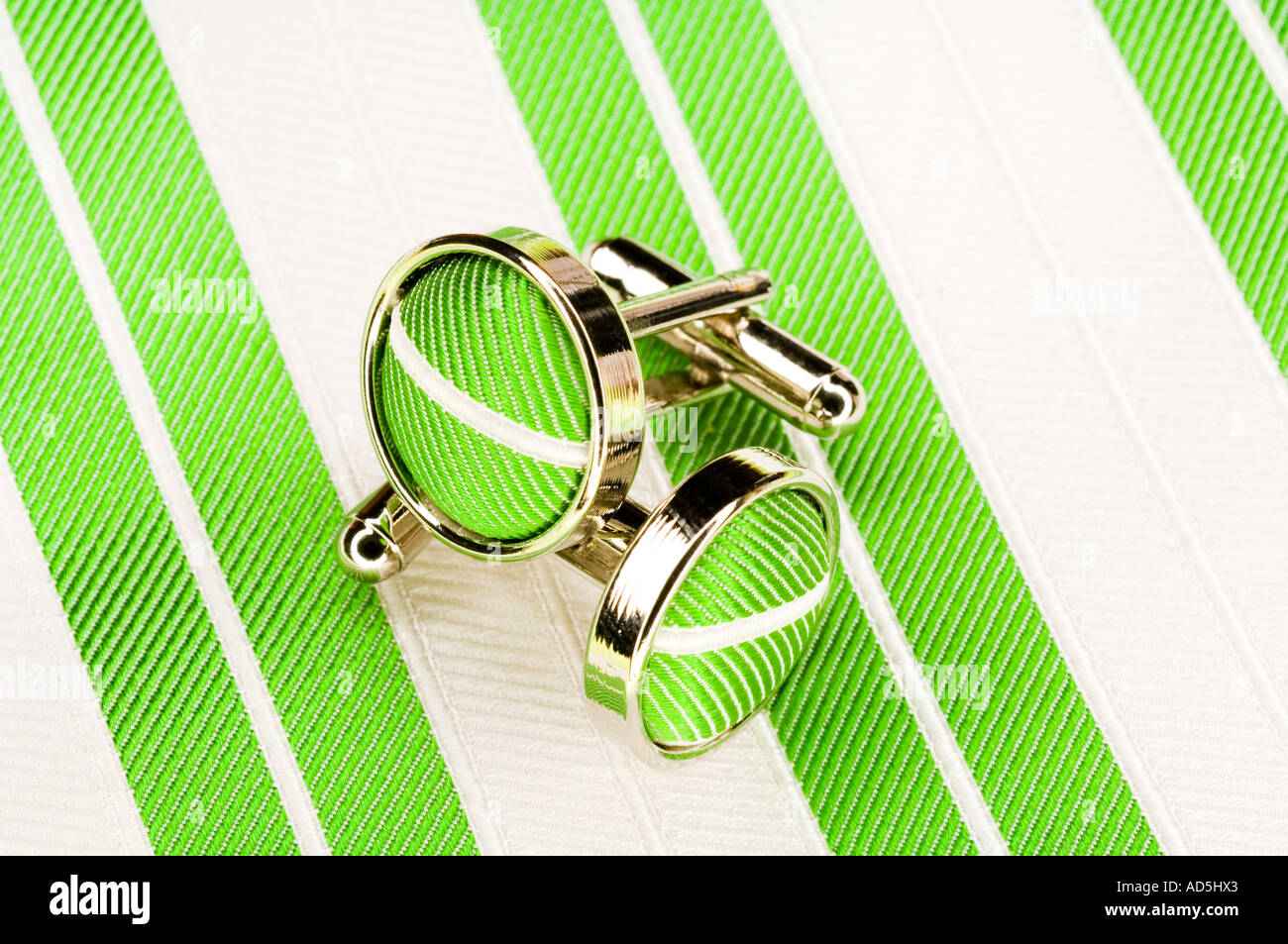 should cufflinks match tie