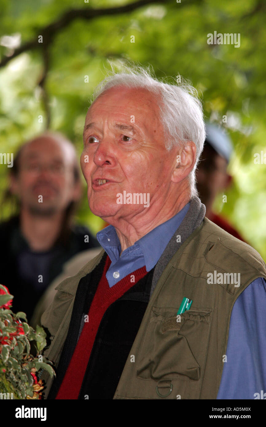 Tony Benn speaks before laying a wreath at the grave of Tolpuddle Martyr James Hammett Stock Photo