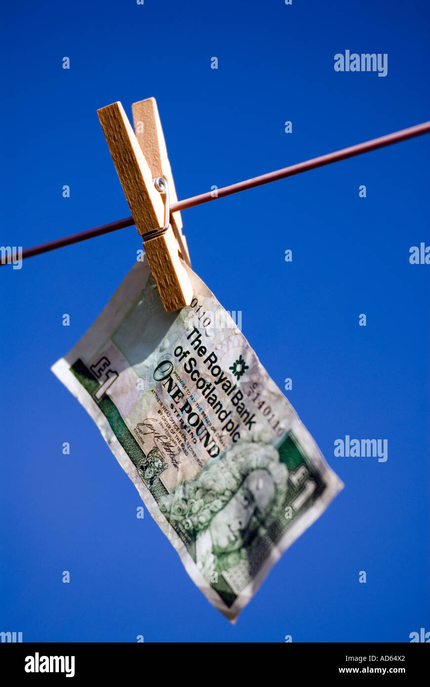 PICTURE CREDIT DOUG BLANE Concept Hanging money out to dry Scottish one pound note The Royal Bank of Scotland One Pound Note Stock Photo