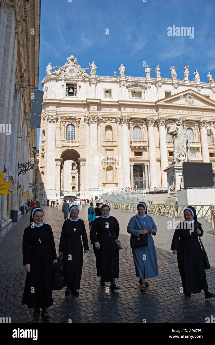 Nuns walking at Saint Peter s Piazza Piazza San Pietro and St Peter s Basilica Vatican City Italy Stock Photo