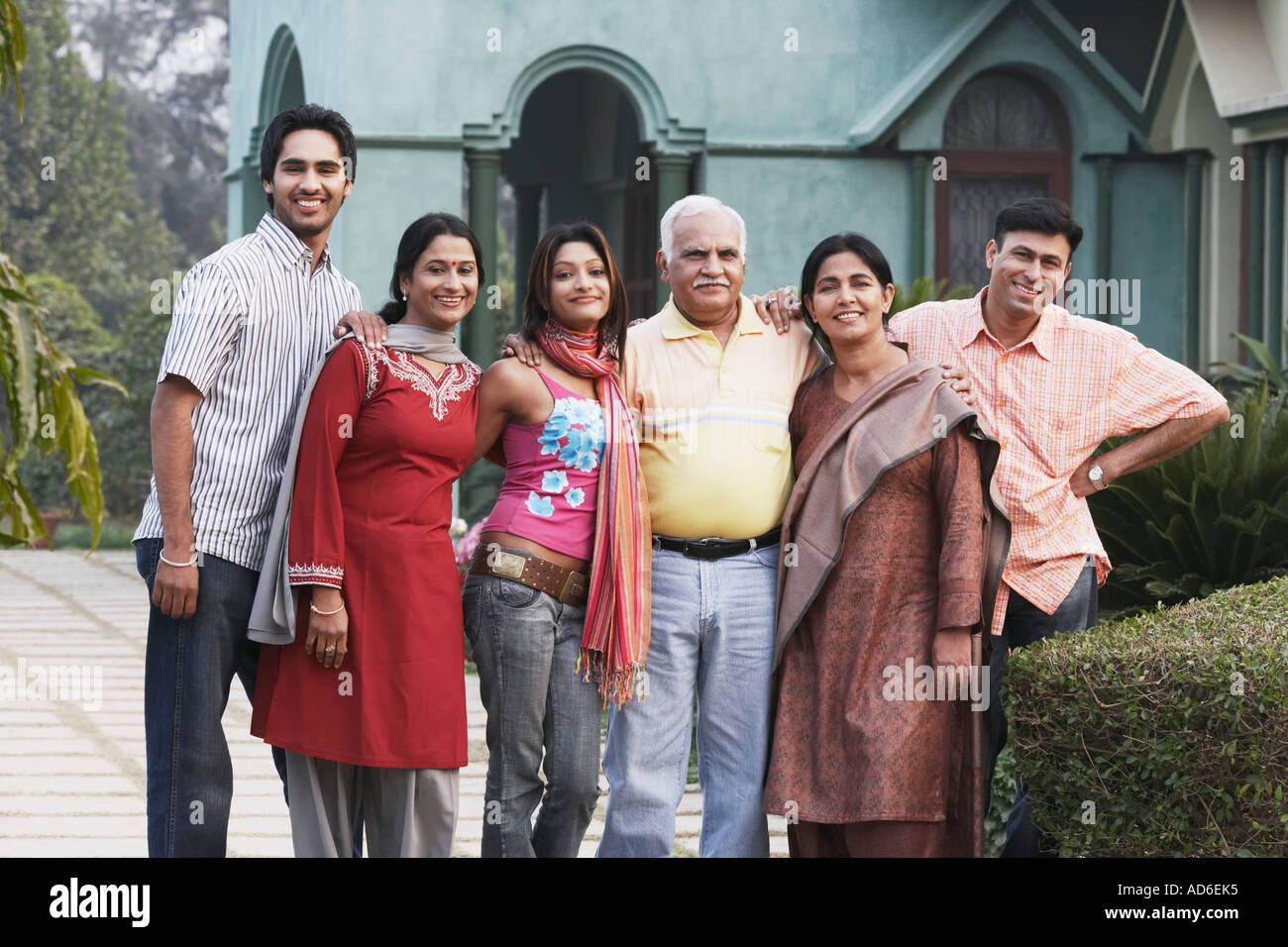 Family front house portrait hi-res stock photography and images - Alamy
