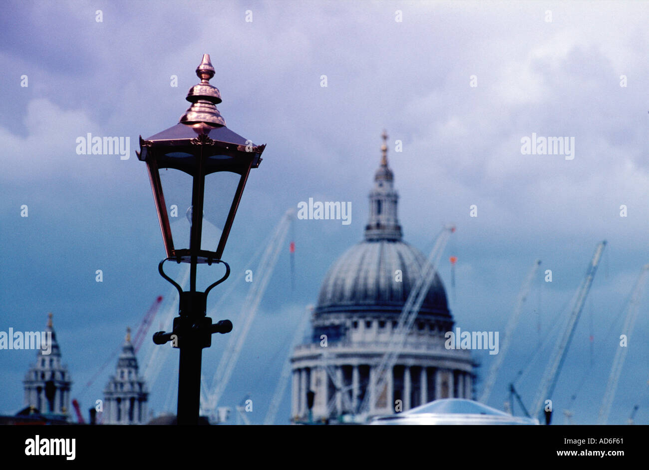 London old street lamp hi-res stock photography and images - Alamy