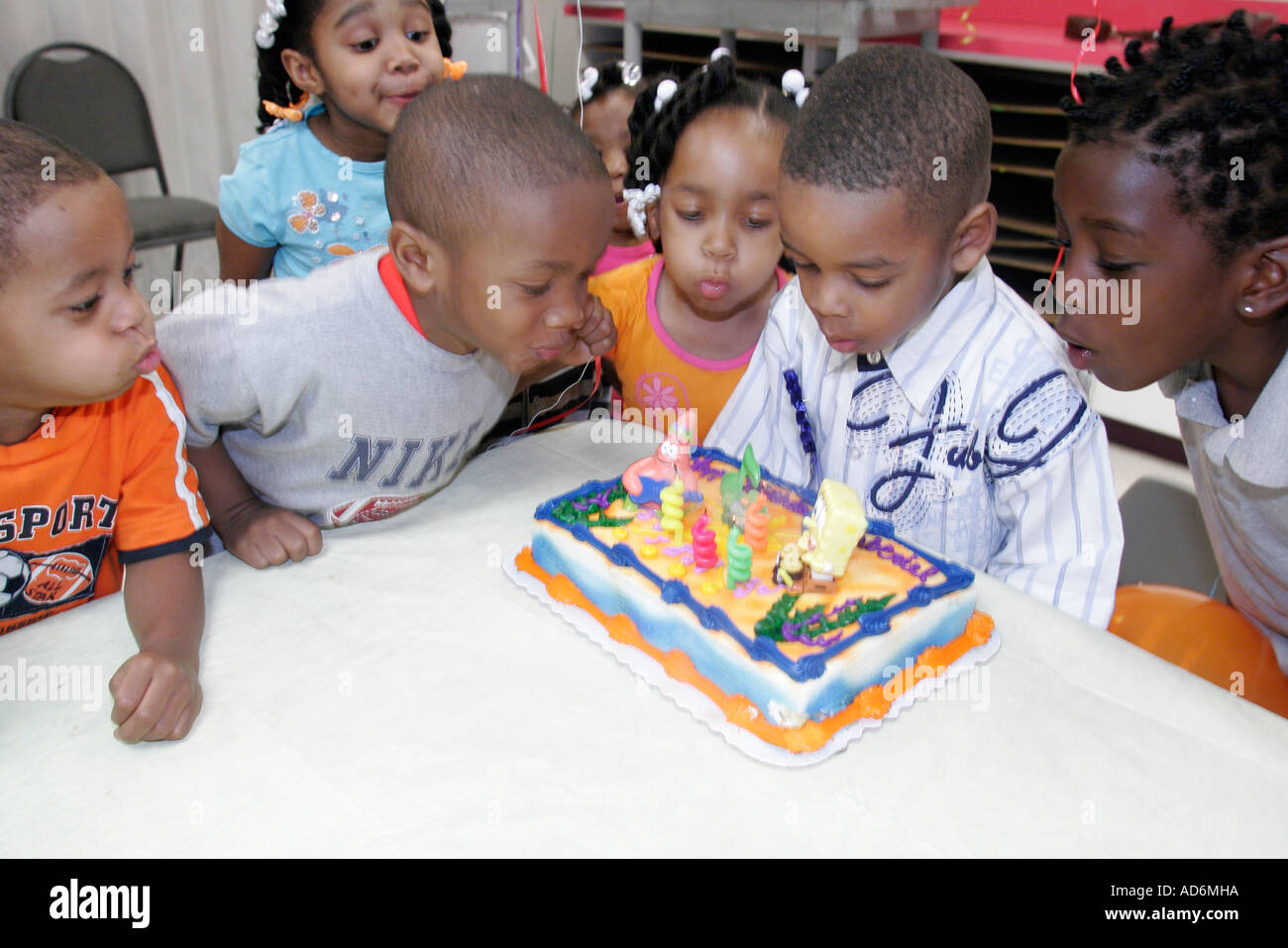 Portsmouth Virginia,High Street,Children's Museum of Virginia,Black boy boys male kids children birthday party,cake,candles,blowing,VA060513046 Stock Photo - Alamy