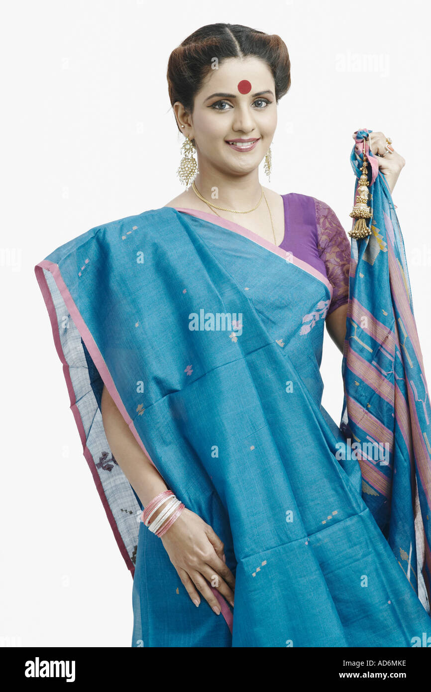 Portrait of a young woman wearing a sari Stock Photo - Alamy