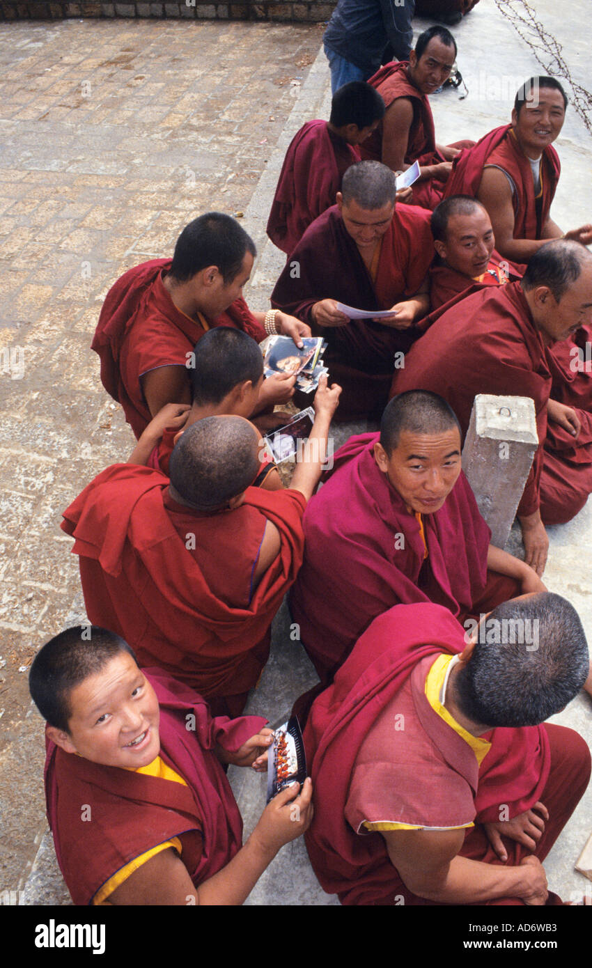 China yunnan province buddhist monks hi-res stock photography and ...