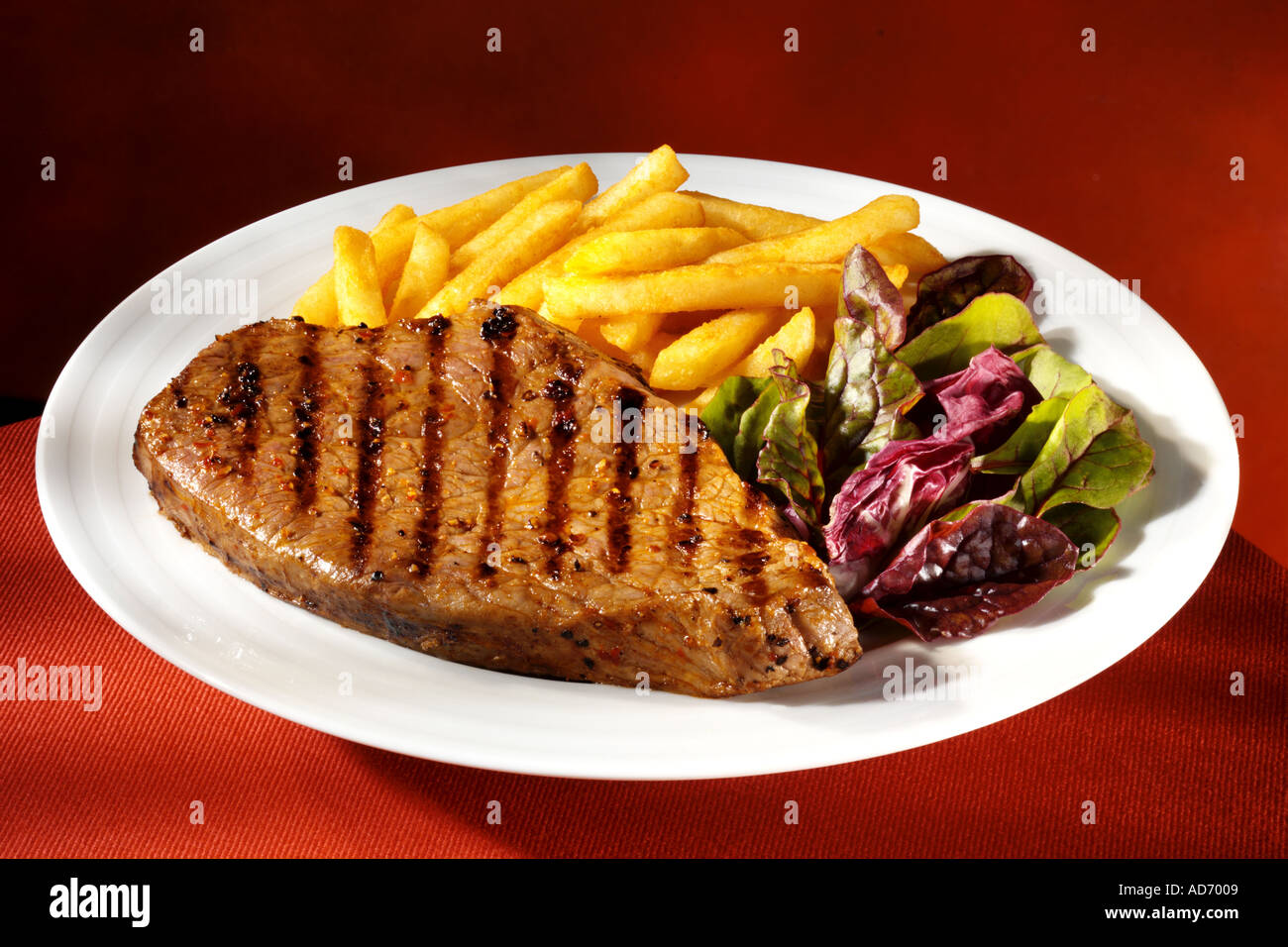 STEAK CHIPS AND SALAD Stock Photo Alamy